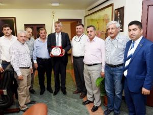 1 Mayıs Tertip Komitesi’nden Karalar’a Teşekkür Plaketi