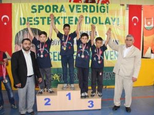 Şampiyon Güreşçiler Kupalarını Aldı