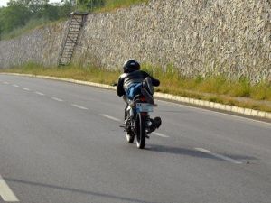 Motosiklet Sürücüsü Görenleri Hayrete Düşürdü