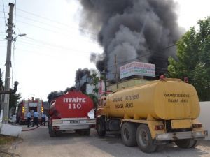 Yapı İzolasyon Malzemesi Üreten Fabrika Yanarak Kül Oldu