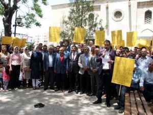 AK Parti’lilerden Mursi’nin İdam Cezasına Karşı Protesto Eylemi