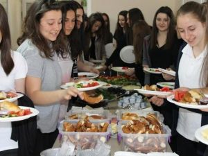 Gazi Anadolu’dan Öğrencilere Jest