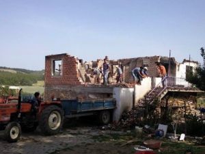 Evi Yanan Ailenin Yardımına Büyükşehir Koştu