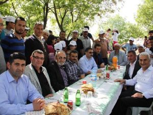 AK Partililer Yağmur Ve Şükür Duasına Katıldı