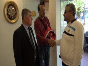 Add, 19 Mayıs Öncesi Bayrak Dağıttı