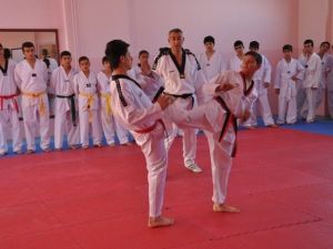 Tekvandoculardan 19 Mayıs Gösterisi