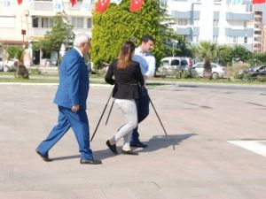 CHP Atatürk Anıtına Çelenk Sundu