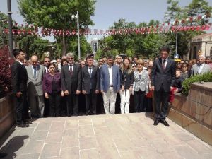 CHP’den Atatürk Anıtı’na Çelenk Sunumu