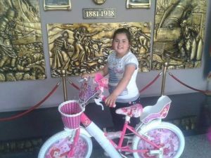 Vekil Eşinin Hediye Ettiği Çekiliş Biletiyle Bisiklet Kazandı