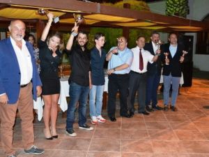 Zeytin İçin Yarışan Klasik Otoculara Kupaları Verildi