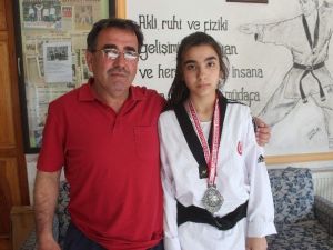 Türkiye İkincisi Olan Fatma Betül’ün Yıldızı Parladı