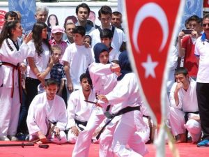 60 Metre Uzunluğundaki Türk Bayrağı İle Yürüdüler