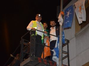 AK Parti İzmir İl Başkanı Delican Vinç Üzerine Çıkıp Bayrak Astı