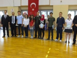 Burhaniye’de 19 Mayıs Salonda Kutlandı