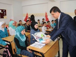 Şehitkamil Belediyesi’nden 700 Suriyeli Öğrenciye Kırtasiye Yardımı