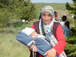 Yağmur Duasına 32 Günlük Bebeğiyle Katıldı