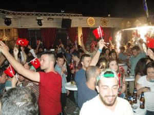 Türk Bayrağı İle Eğlendiler