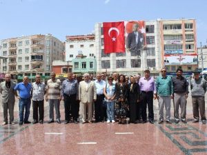 Kilis’te Add Ve CHP’den Alternatif Çelenk Sunma Töreni