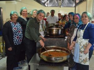 Kula’da Aşçılık Kursunu Bitirenler Belgelerini Aldı