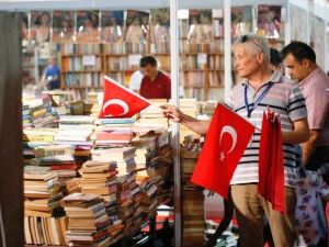 Kocaeli Kitap Fuarı Kırmızı Beyaza Boyandı