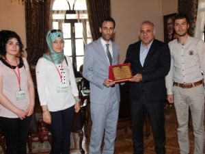 Elazığ Kültür Ve Sanat Derneği’nden Vali Zorluoğlu’na Plaket