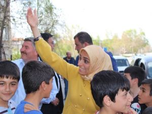 Ak Parti’nin Bayan Adayı Çocukluğunun Geçtiği Mahallede Seçim Çalışması Yaptı