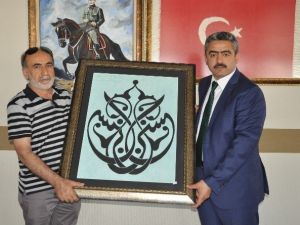 Dursun Mengüç, Eserini Başkan Alıcık’a Teslim Etti
