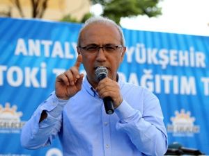 AK Partili Lütfi Elvan Tapu Dağıttı