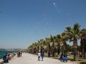 Aliağa’da Uçurtmalar Gökyüzünü Süsledi
