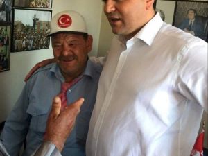 DP Genel Başkanı Uysal, Ayakkabıcı Yaşar’ı Onurlandırdı