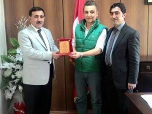 Müdür Atay’dan Polis Memuru Kuşku’ya Plaket