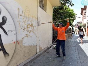 Muratpaşa Kaleiçi’nin Duvarlarını Temizliyor