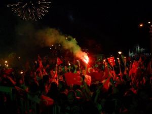 Yüzlerce Genç, Meşalelerle Yürüdü