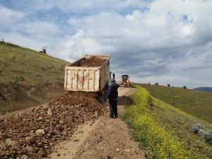 Büyükşehir Belediyesi Kale’de Yol Çalışmaları Yapıyor