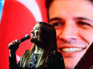 Demet Akalın, Antalya’da Hayranları İle Buluştu