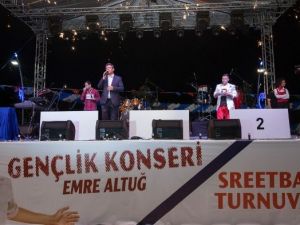 Gençler, Emre Altuğ Şarkılarıyla Bayram Yaptı