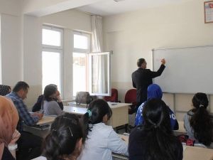 Gençlere ’Değerlerimiz’ Konulu Konferans Verildi