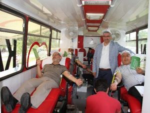 Kızılay‘a Kitap Okuyarak Kan Bağışında Bulundular