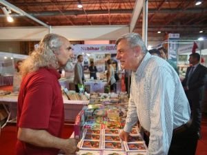 Başkan Karaosmanoğlu Fuarda Kitap Okudu