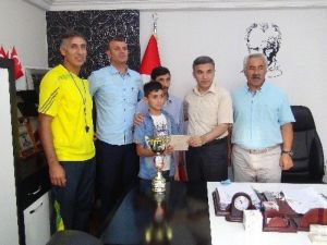 Öğretmenler Turnuvadan Kazandıkları Para Ödülünü Engelli Öğrenciye Bağışladı