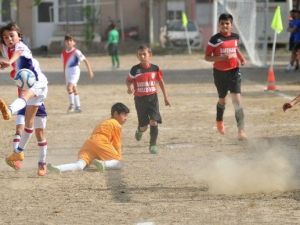 İzmir’de Toprak Sahada Futbol Coşkusu