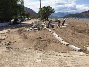 Adrasan’da Bozulan Parkeler Ve Yürüyüş Yolu Yenileniyor