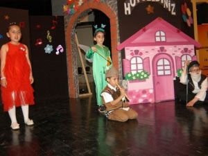 Adile Naşit Tiyatrosu’nda Mezuniyet Coşkusu