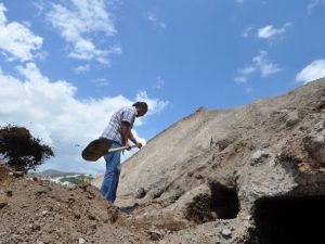 MÖ 1. Yüzyıla Ait Kaya Mezarlarına Kepçe Darbesi