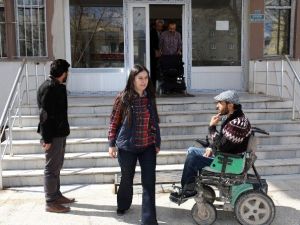 Engelli Vatandaşa Tekerlekli Sandalye