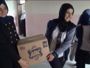 Kız Öğrencilerden Yardıma Muhtaç Ailelere Gıda Yardımı