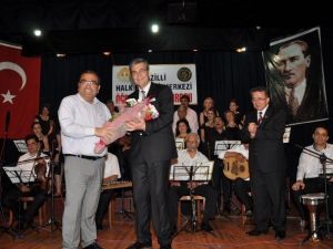 Kaymakam Okur, Koroya Eşlik Etti