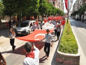 Nazilli Belediyesi Gençlik Yürüyüşünde 1919 Adet Bayrak Dağıttı