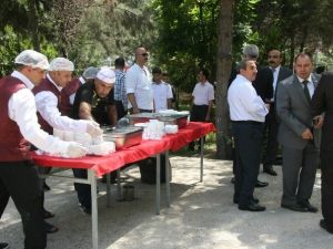 Adliye Bahçesinde Ölen Arkadaşları İçin Helva Dağıttılar