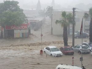 İzmir’de Aniden Bastıran Yağış Sele Neden Oldu